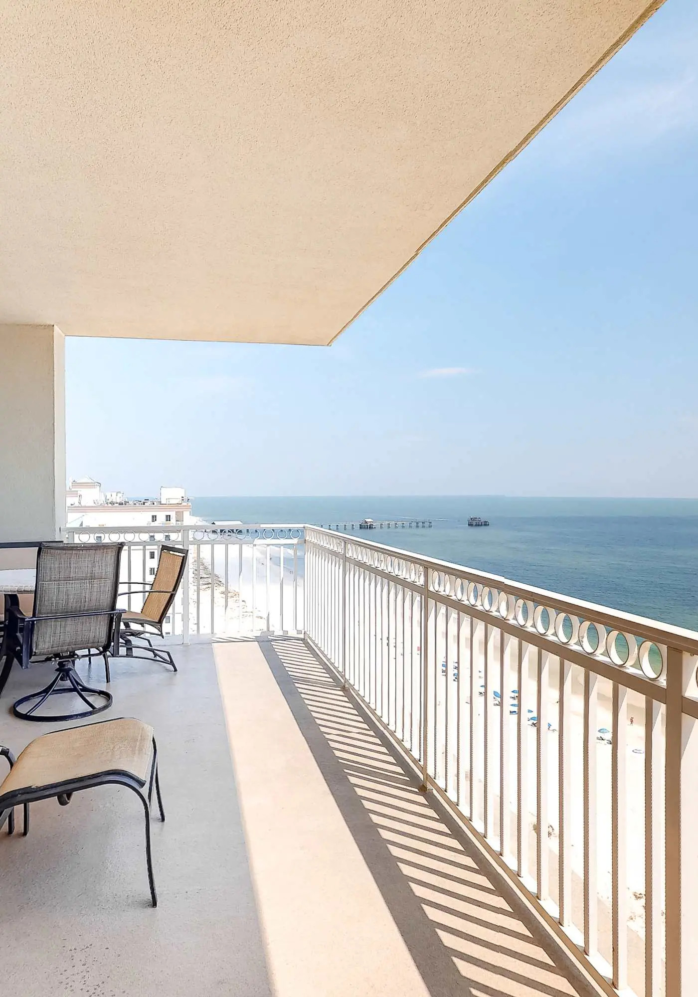 Beachfront condo w/ amazing view, balcony & community pool/hot tub/gym