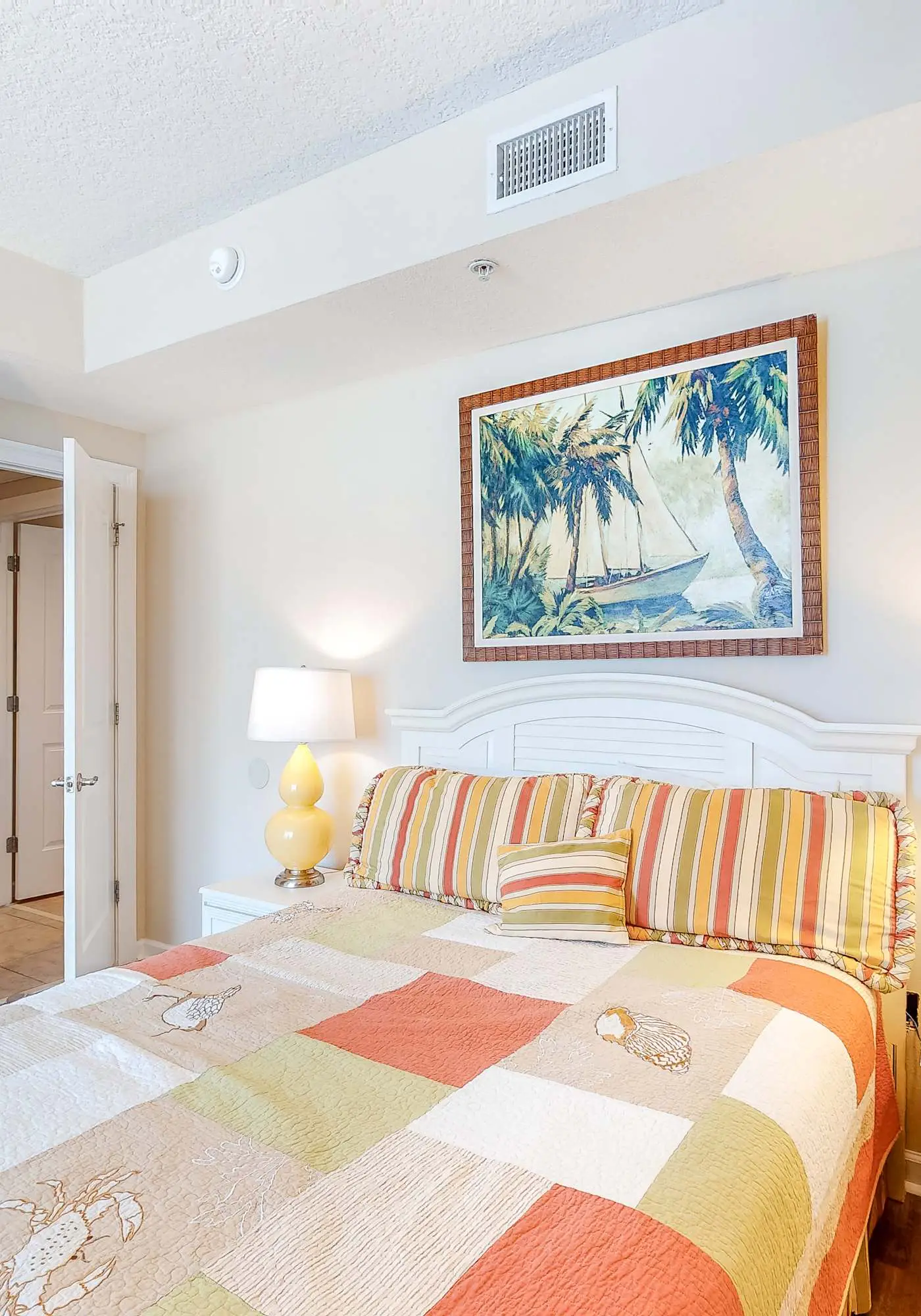 Beachfront condo w/ amazing view, balcony & community pool/hot tub/gym