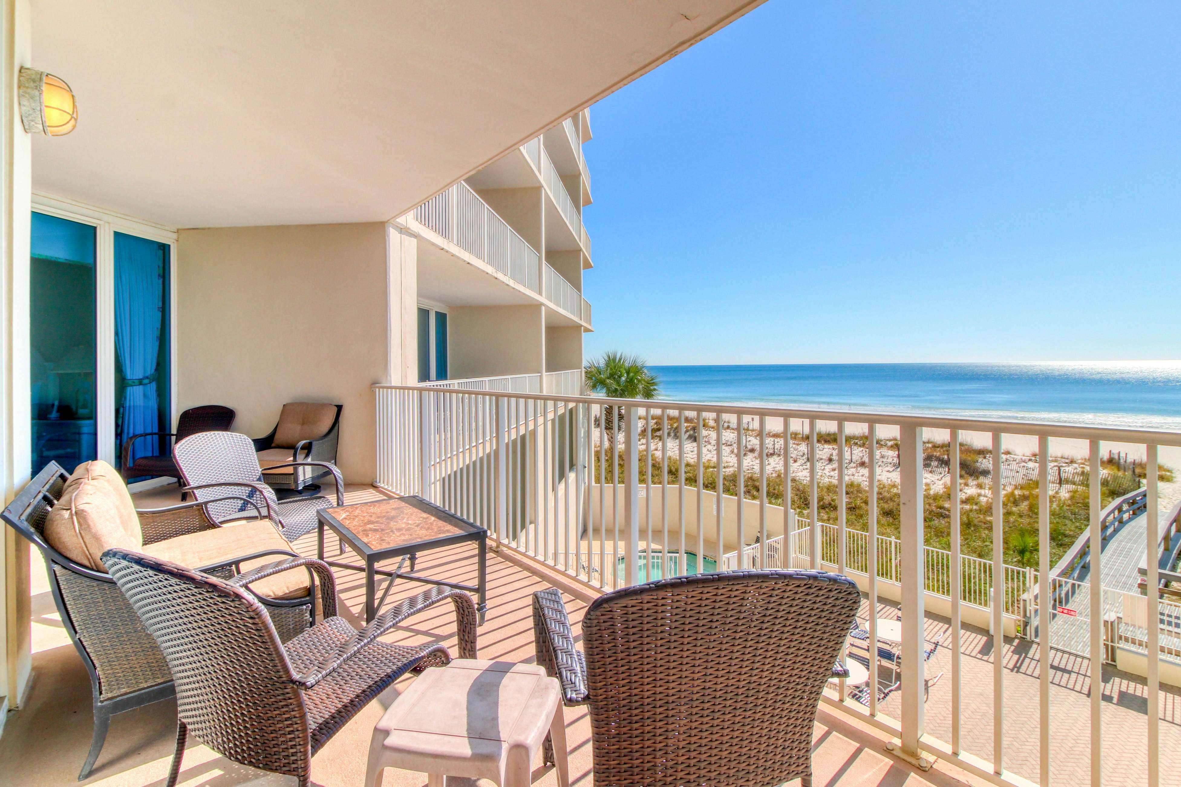 Beachfront condo w/ balcony, easy beach access & pools/hot tubs/sauna