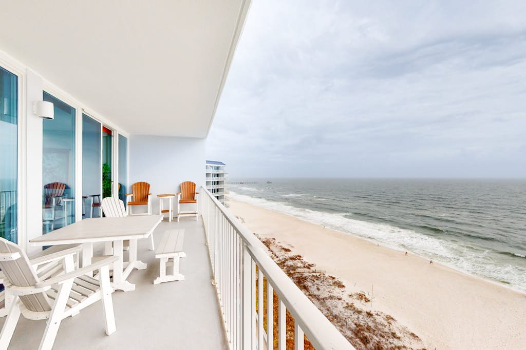 Remodeled Beachfront Condo w/ Multiple Resort Pools, Hot Tubs, & Gym