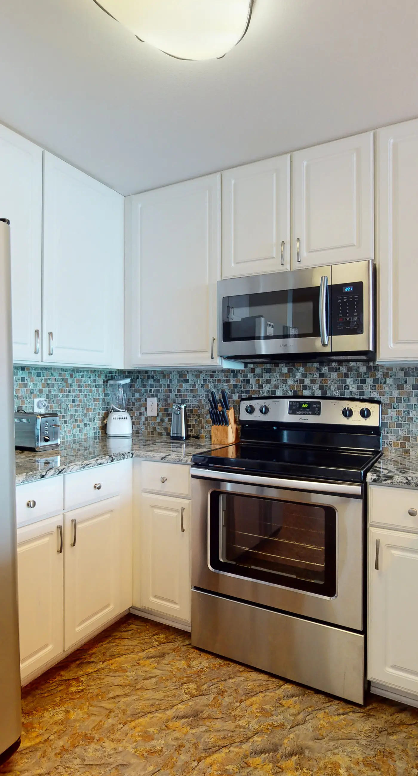 Remodeled Beachfront Condo w/ Multiple Resort Pools, Hot Tubs, & Gym