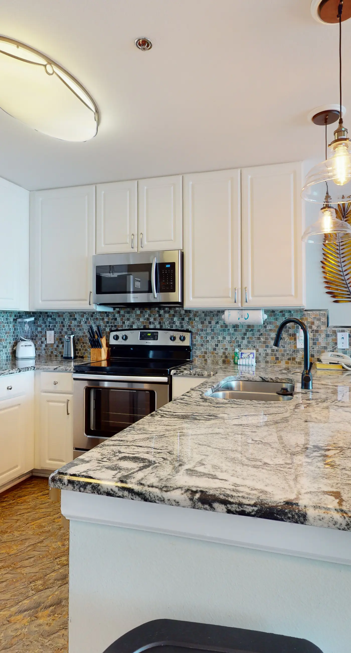 Remodeled Beachfront Condo w/ Multiple Resort Pools, Hot Tubs, & Gym