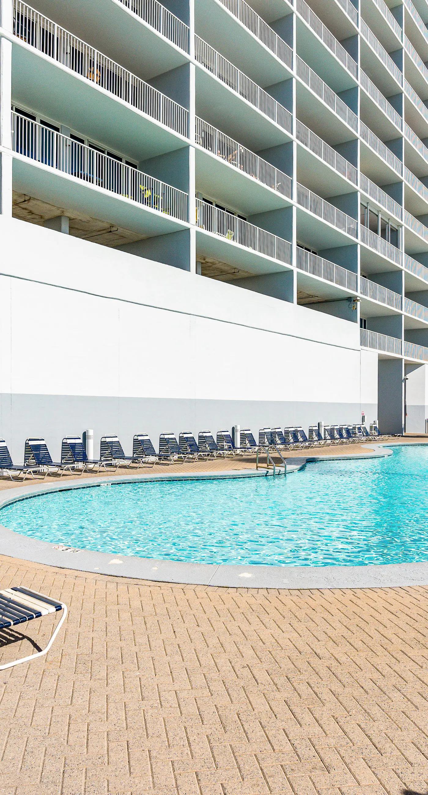 Remodeled Beachfront Condo w/ Multiple Resort Pools, Hot Tubs, & Gym