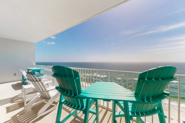 Open, bright condo w/ breathtaking Gulf-front view & shared pools/hot tubs