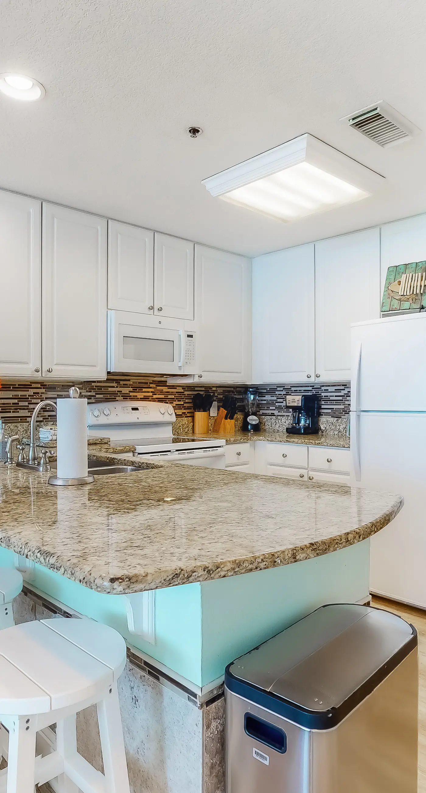 Open, bright condo w/ breathtaking Gulf-front view & shared pools/hot tubs