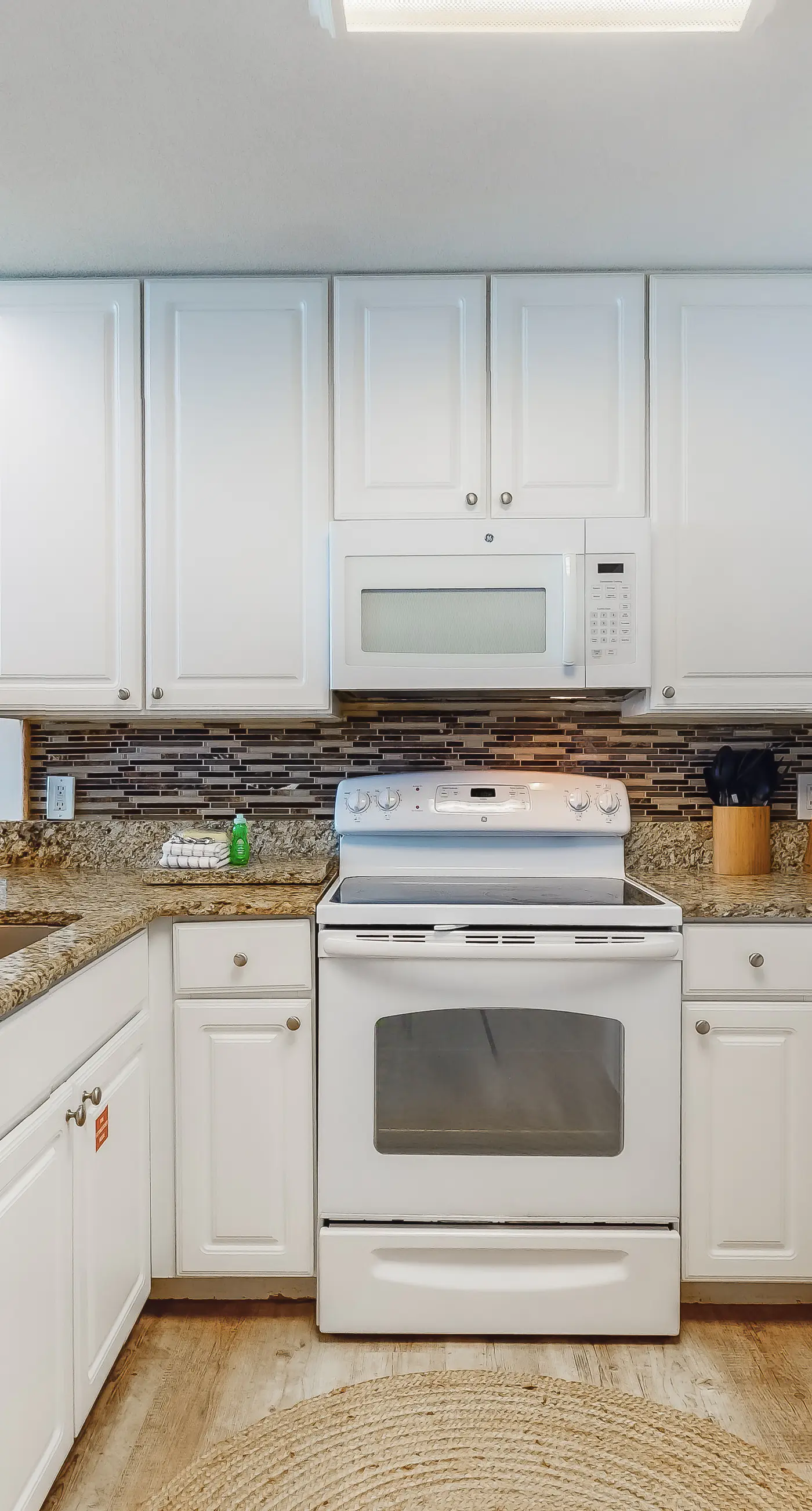 Open, bright condo w/ breathtaking Gulf-front view & shared pools/hot tubs