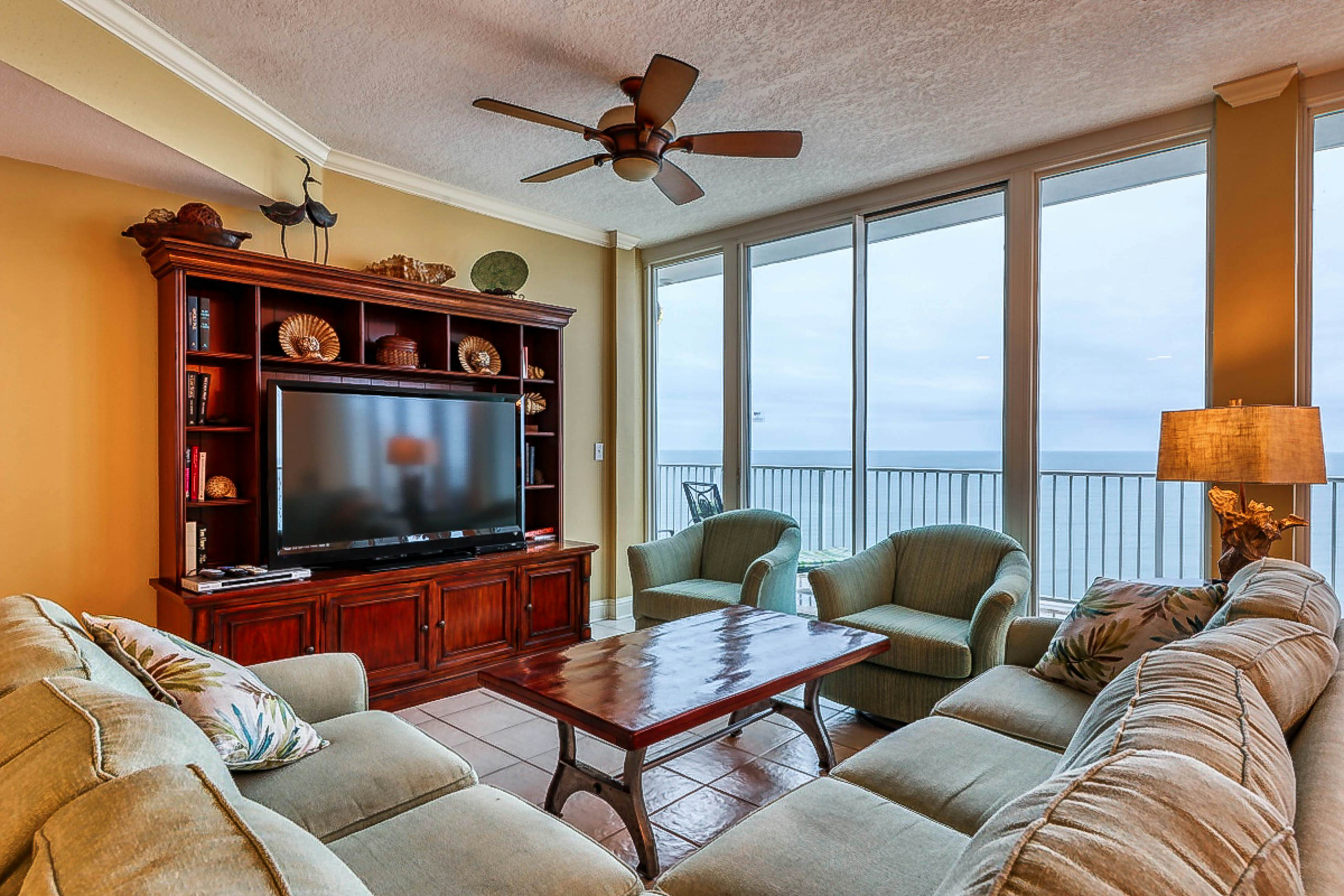 Beachfront penthouse w/ amazing view, multiple pools, hot tubs, gym & sauna