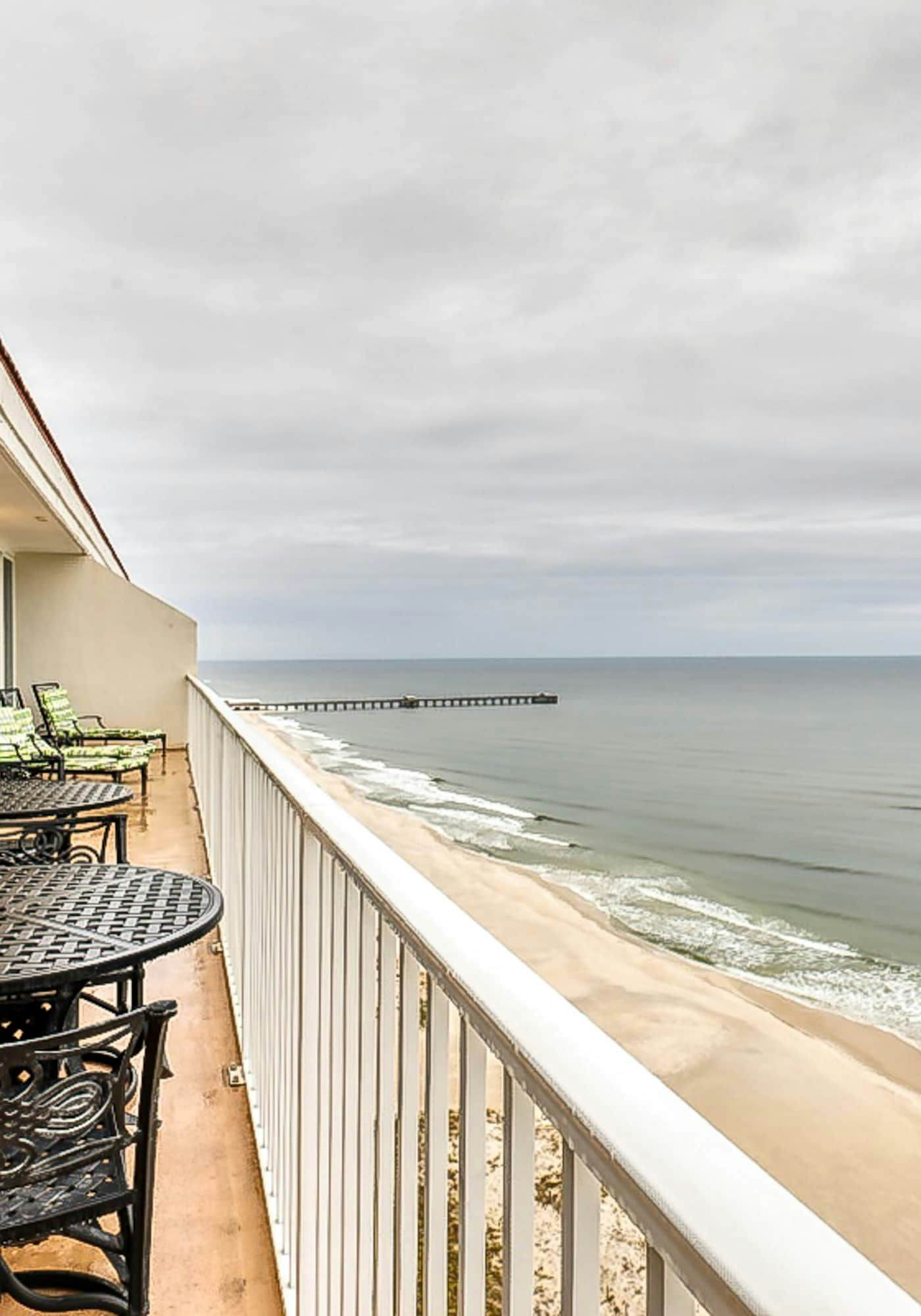 Beachfront penthouse with amazing view, multiple pools, hot tubs, gym & sauna