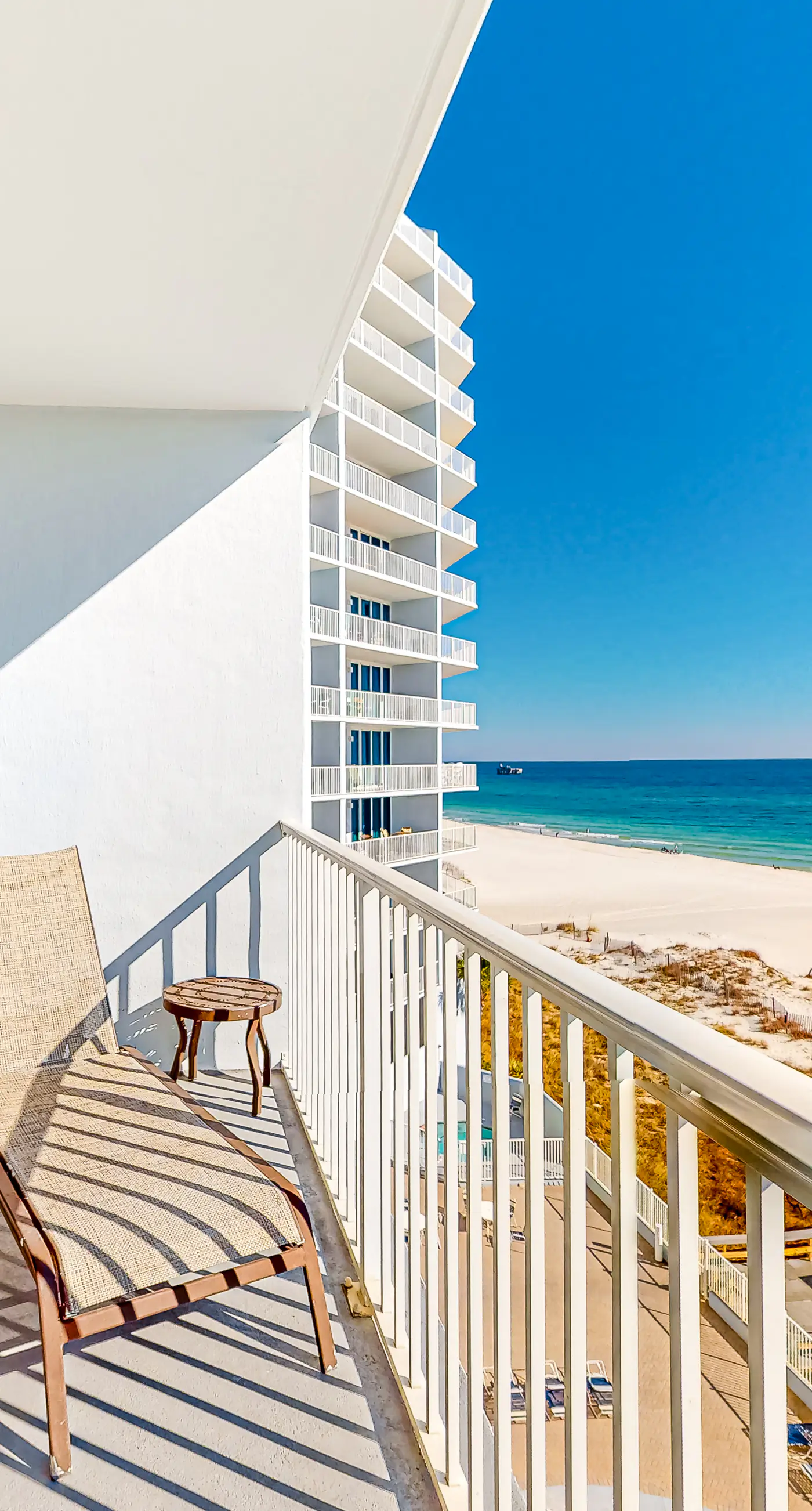 Gulf-front condo in the heart of town w/ resort pools, hot tubs & beach access