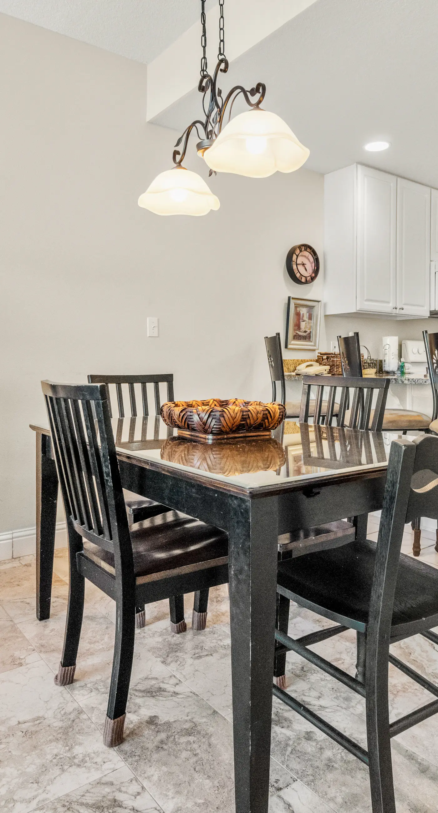 Gulf-front condo in the heart of town w/ resort pools, hot tubs & beach access