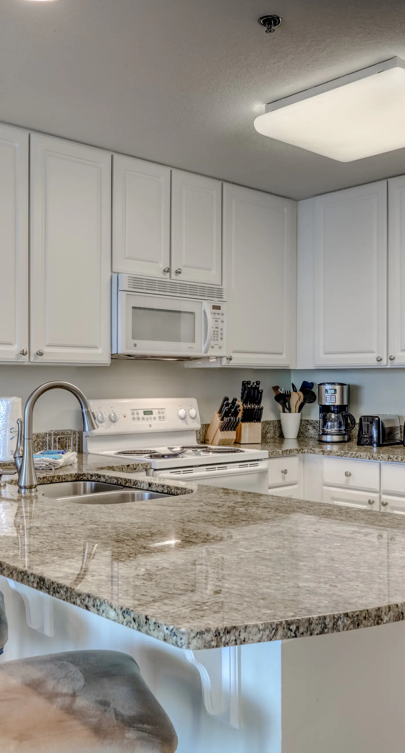 Gulf-front condo in the heart of town w/ resort pools, hot tubs & beach access