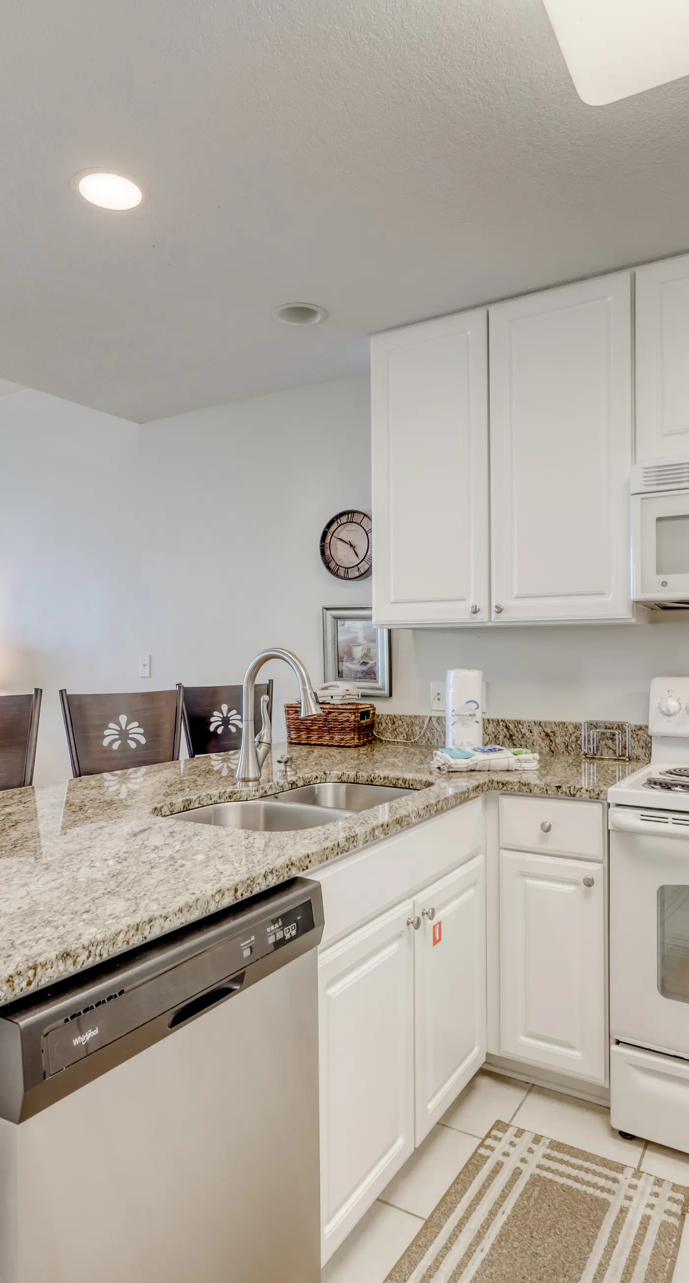 Gulf-front condo in the heart of town w/ resort pools, hot tubs & beach access