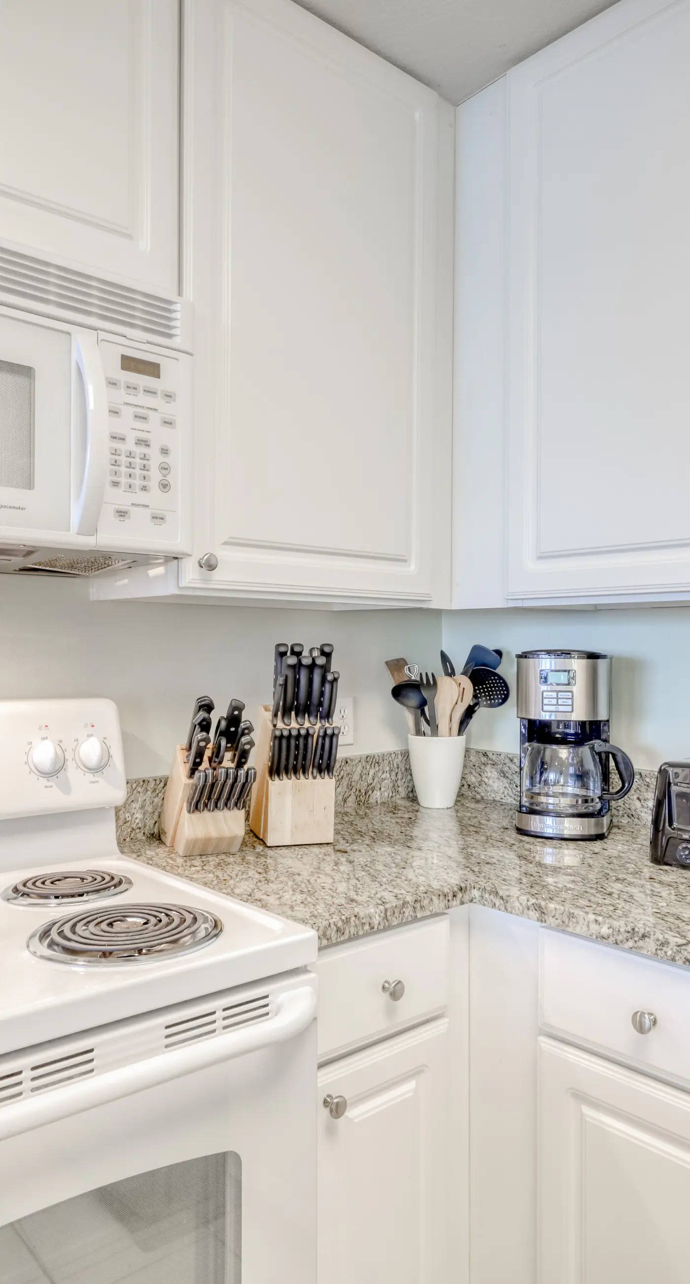 Gulf-front condo in the heart of town w/ resort pools, hot tubs & beach access