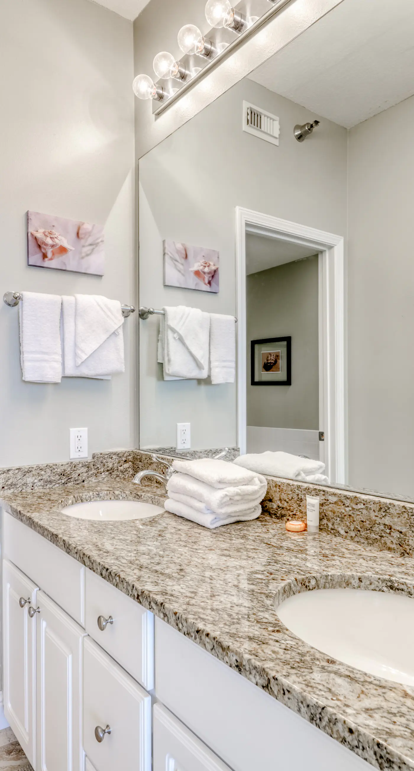 Gulf-front condo in the heart of town w/ resort pools, hot tubs & beach access