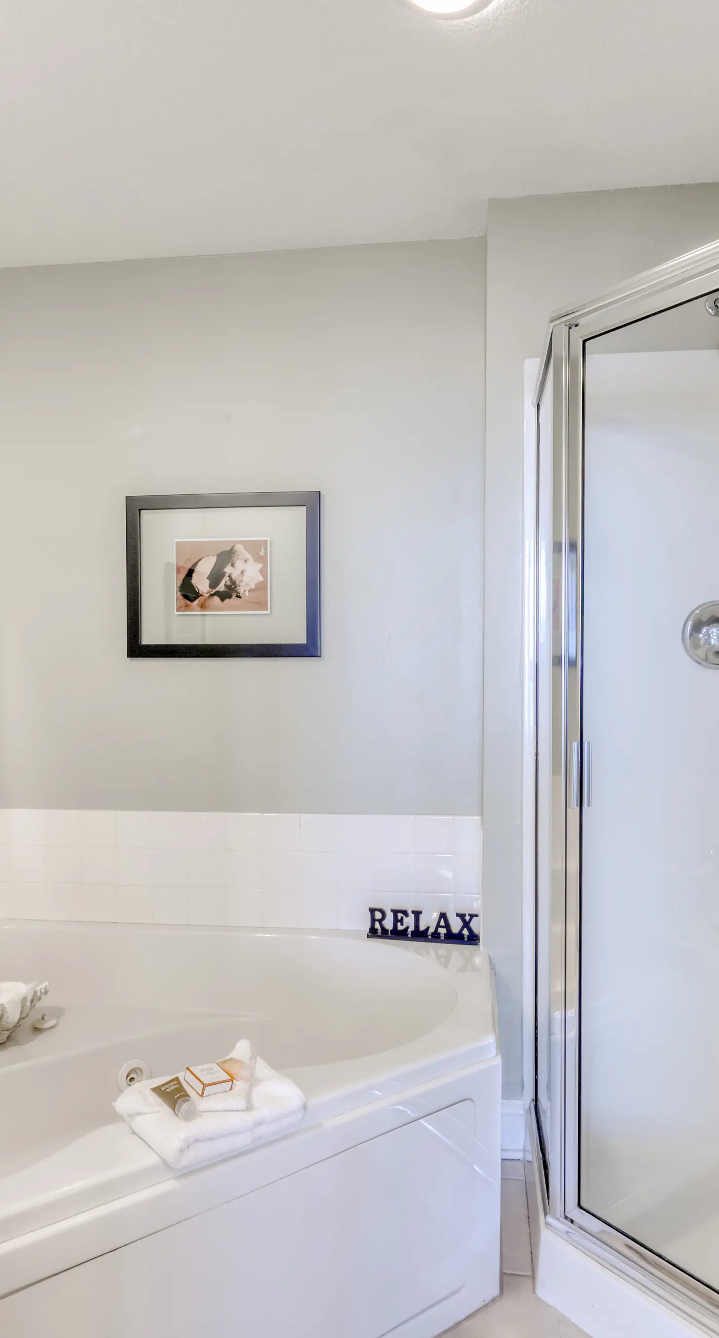 Gulf-front condo in the heart of town w/ resort pools, hot tubs & beach access