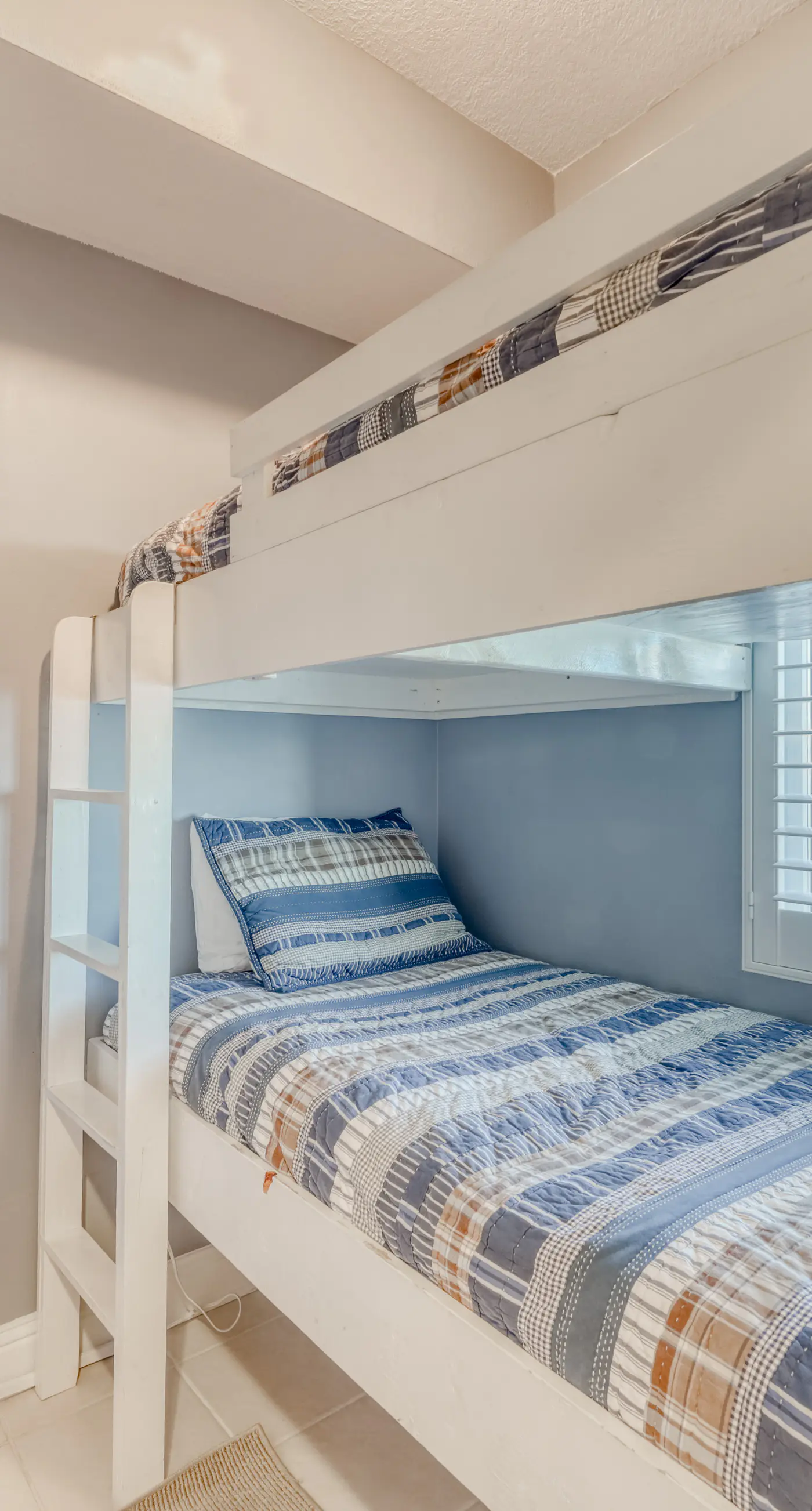 Gulf-front condo in the heart of town w/ resort pools, hot tubs & beach access