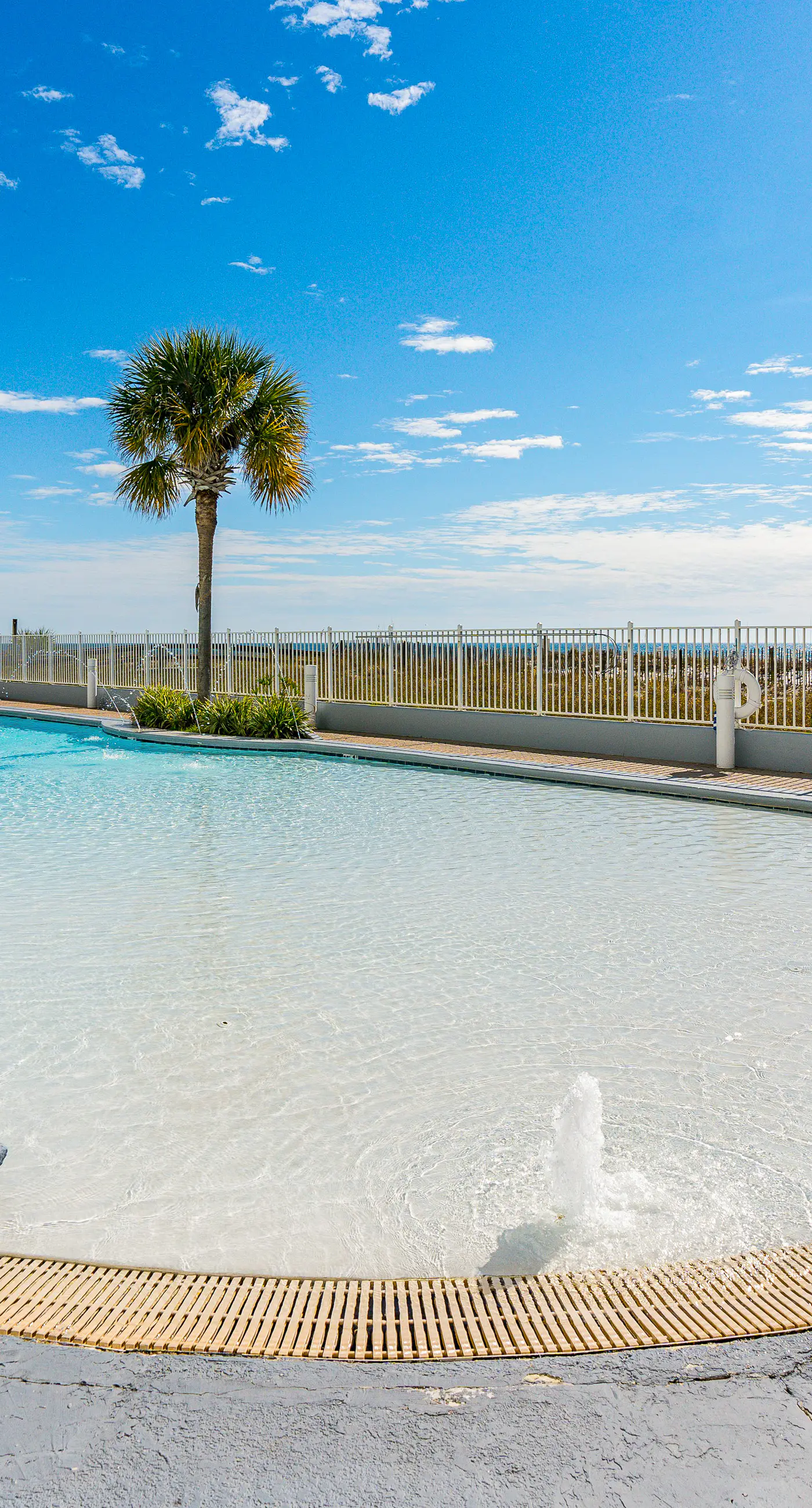Gulf-front condo in the heart of town w/ resort pools, hot tubs & beach access