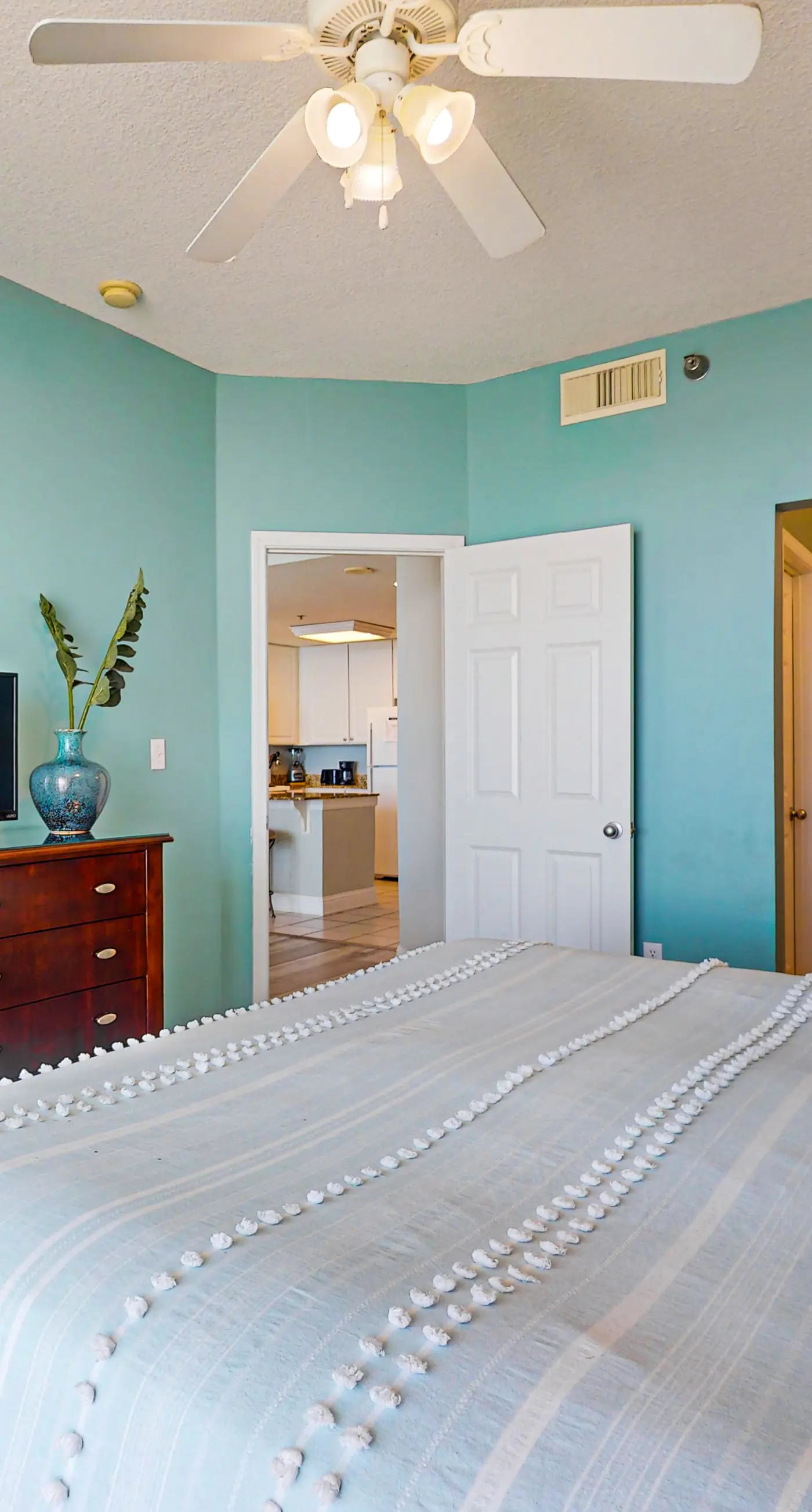 Gulf-front condo w/ 2 pools, sauna, hot tubs, fitness center & stunning views