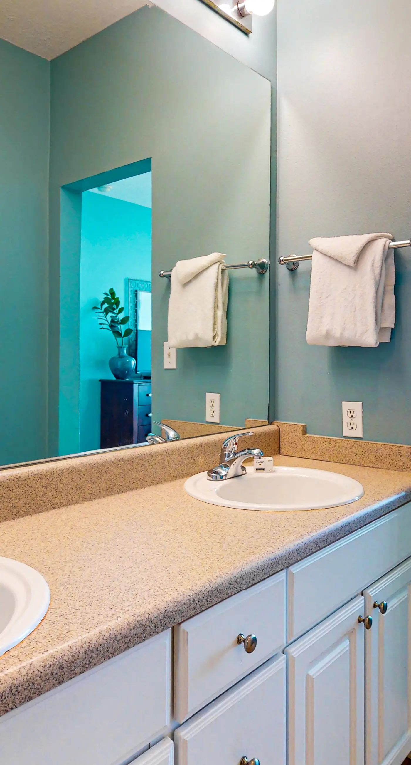 Gulf-front condo w/ 2 pools, sauna, hot tubs, fitness center & stunning views