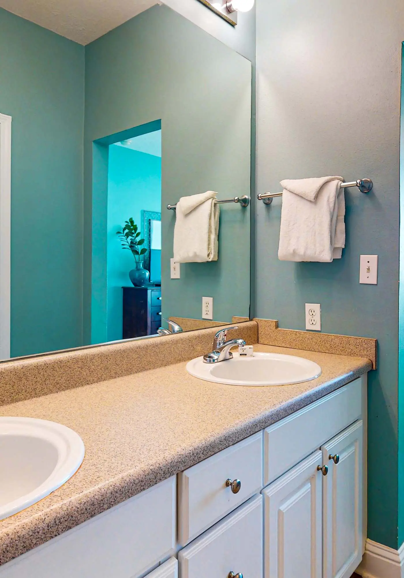 Gulf-front condo w/ 2 pools, sauna, hot tubs, fitness center & stunning views