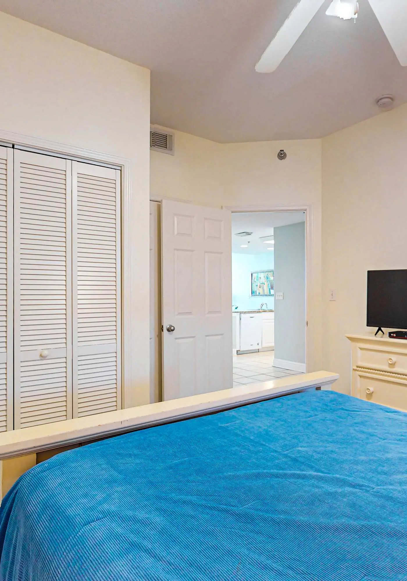 Gulf-front condo w/ 2 pools, sauna, hot tubs, fitness center & stunning views