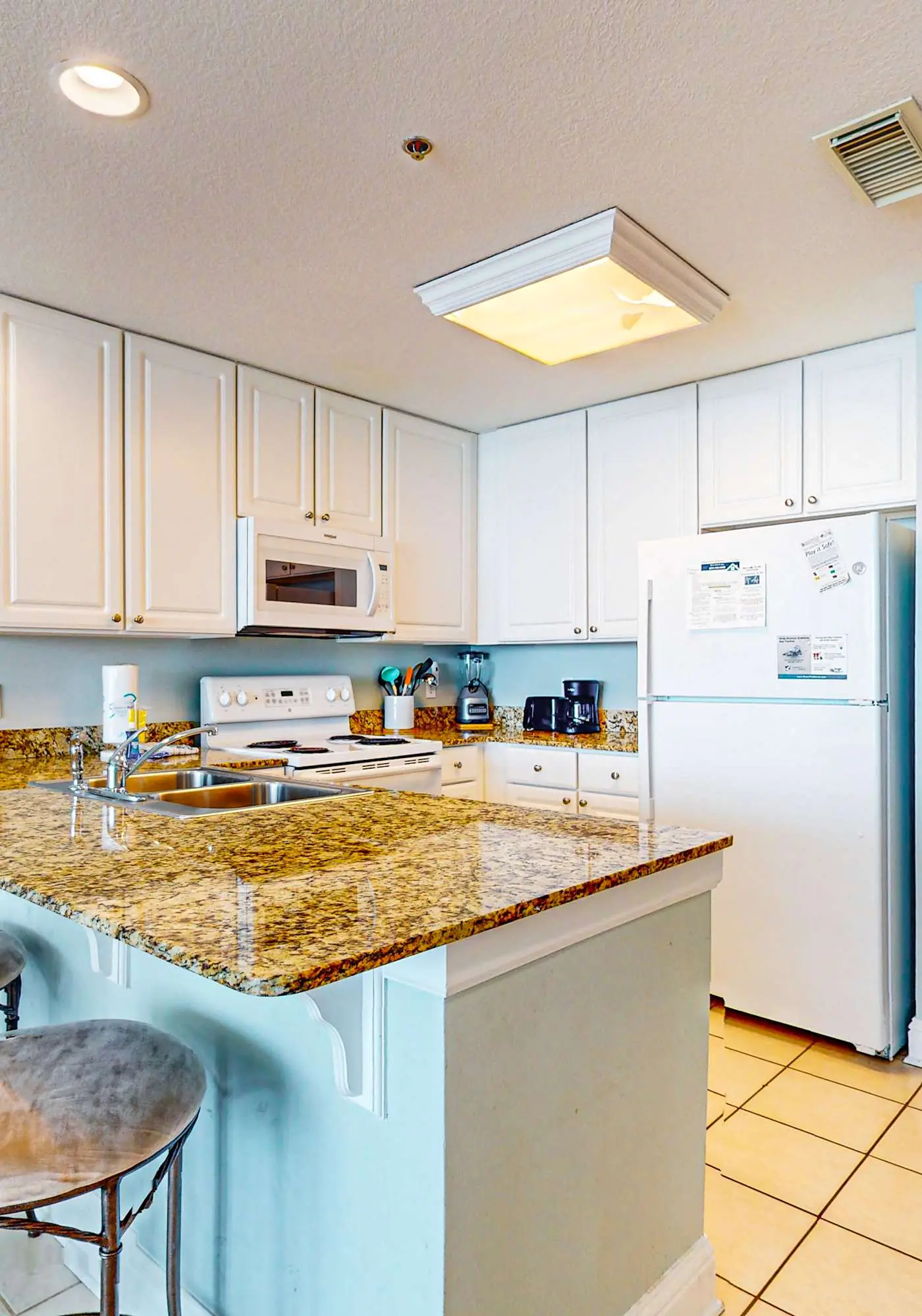 Gulf-front condo w/ 2 pools, sauna, hot tubs, fitness center & stunning views