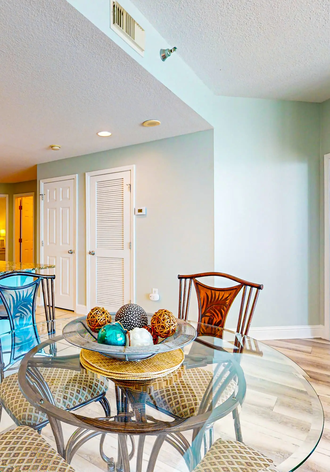 Gulf-front condo w/ 2 pools, sauna, hot tubs, fitness center & stunning views