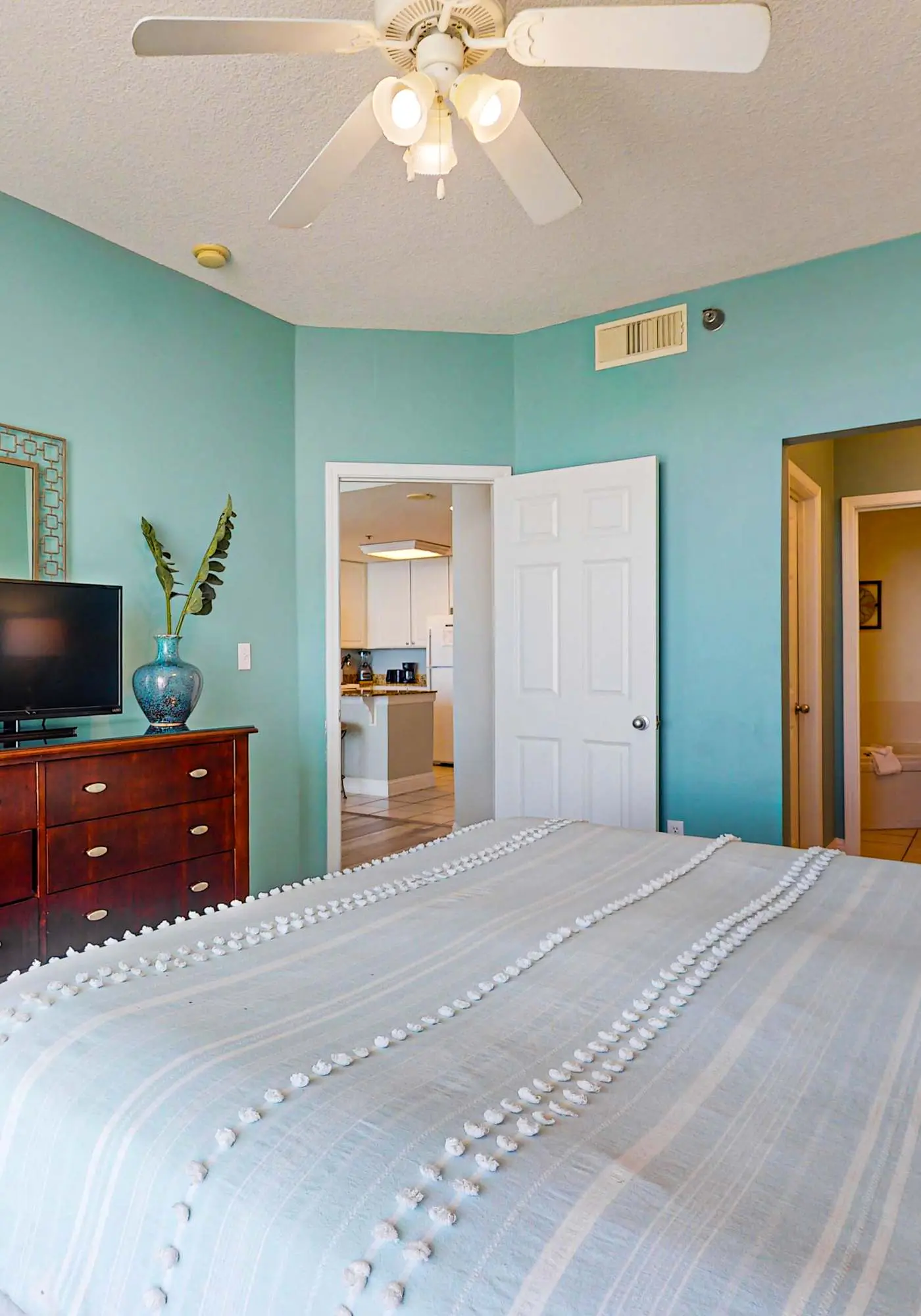 Gulf-front condo w/ 2 pools, sauna, hot tubs, fitness center & stunning views
