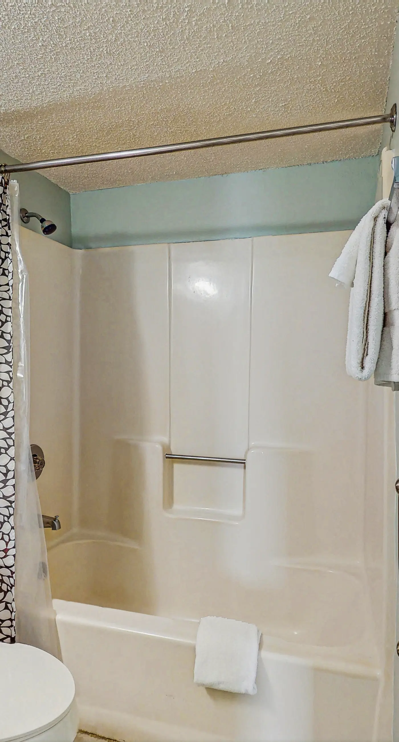 Bright Condo w Lagoon View & Shared Pools, Hot Tub, Tennis, & Beach Access