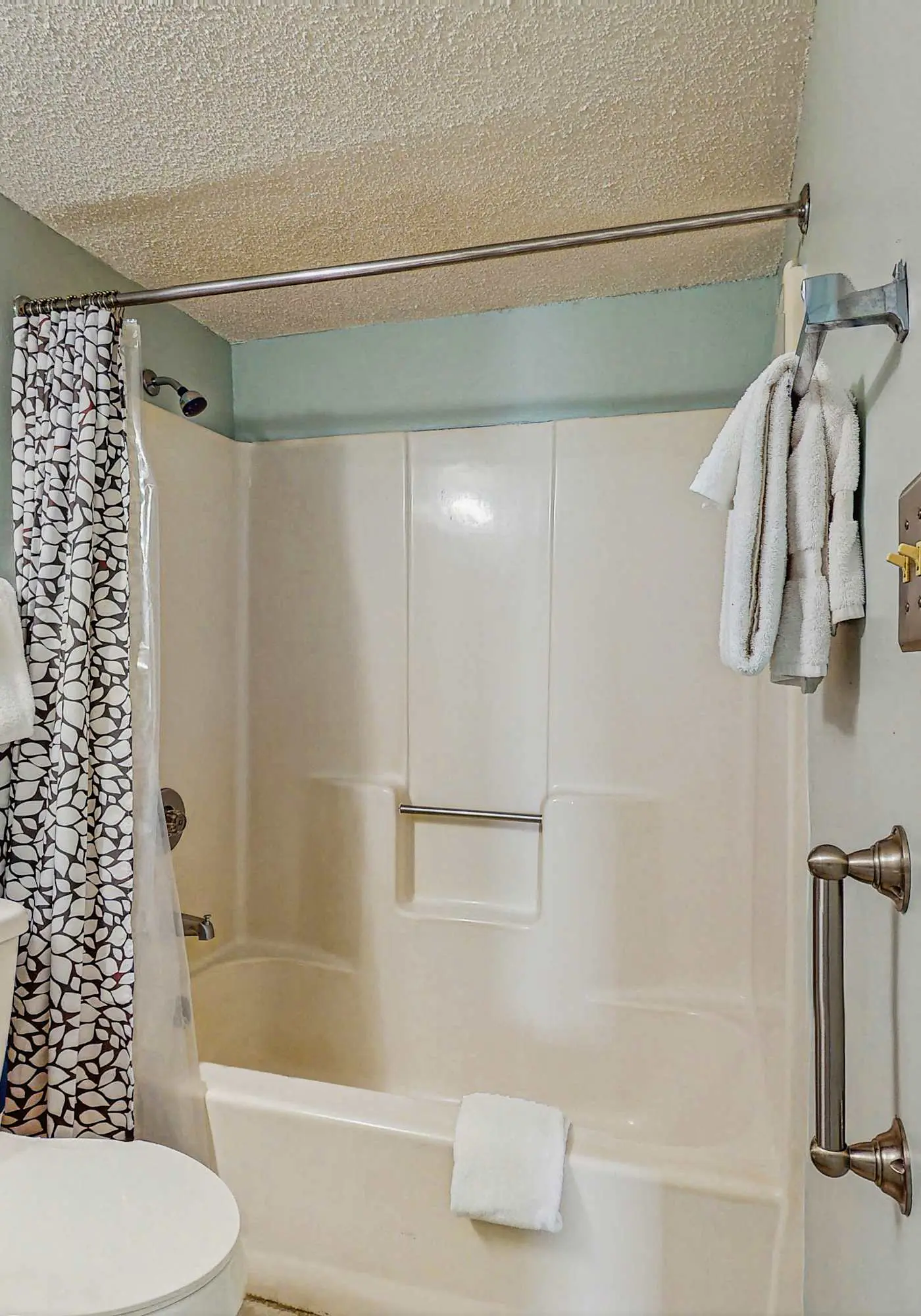 Bright Condo w Lagoon View & Shared Pools, Hot Tub, Tennis, & Beach Access