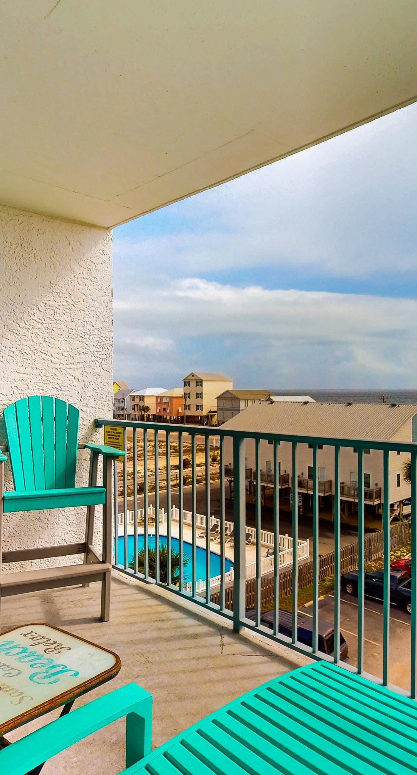 Condo w/ view of Little Lagoon, beach access, shared pools, hot tub, & pier