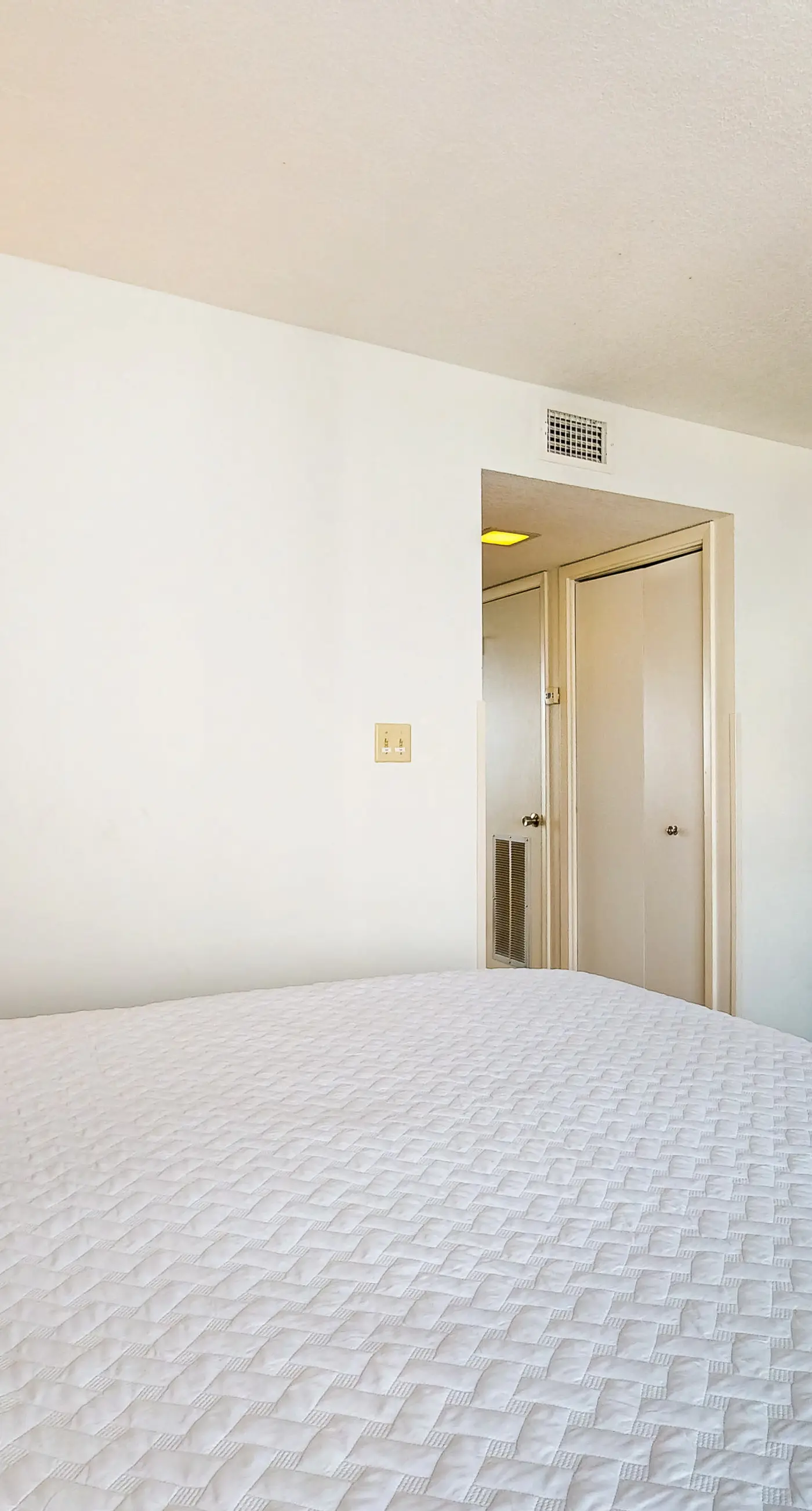 Condo w/ view of Little Lagoon, beach access, shared pools, hot tub, & pier