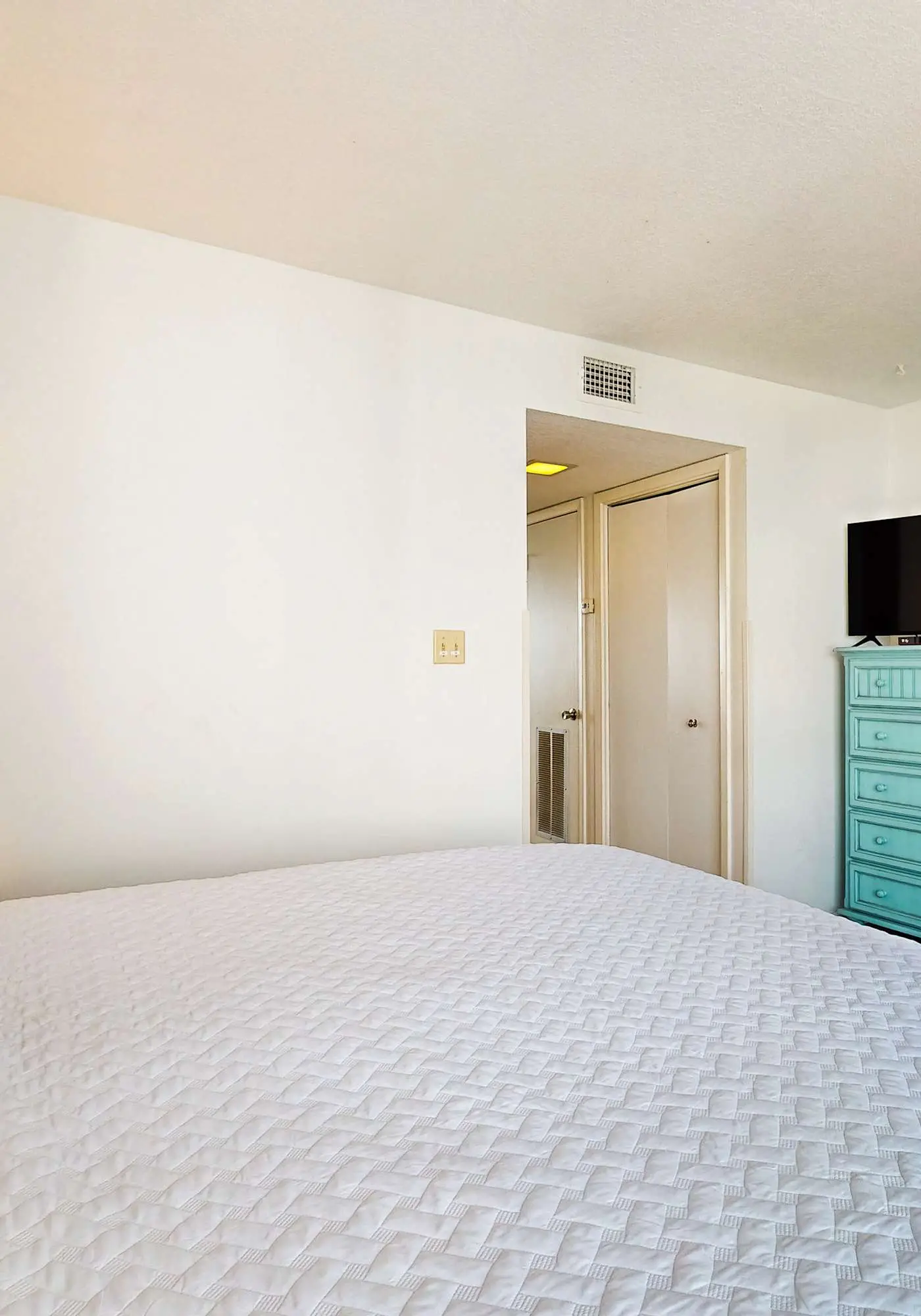Condo w/ view of Little Lagoon, beach access, shared pools, hot tub, & pier