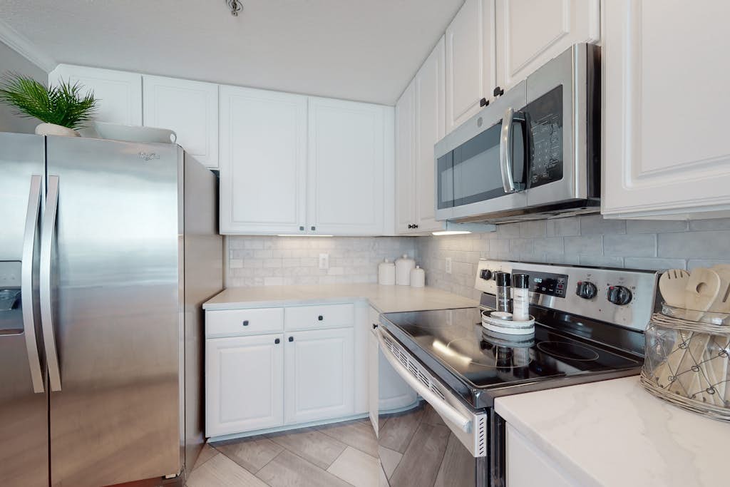 Gulf-front condo with hot tub, sauna, indoor pool & beach access - near dining