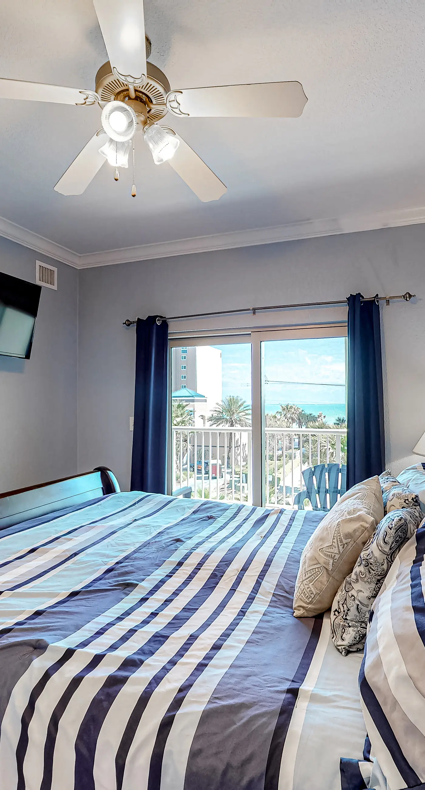 Luxury Gulf-view condo with pool, hot tub & sauna - walk to the beach