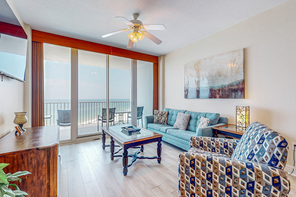 Cozy Gulf front condo W/ private balcony, shared pool/hot tub & beach access