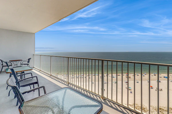 Cozy Gulf front condo W/ private balcony, shared pool/hot tub & beach access