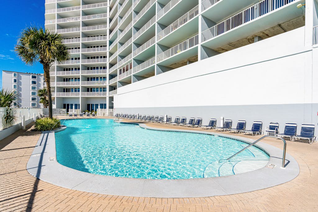 Cozy Gulf front condo W/ private balcony, shared pool/hot tub & beach access