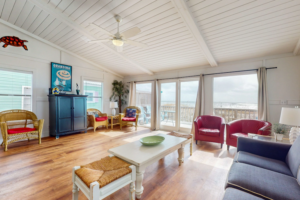 Beachfront Daydream Hideaway w Panoramic Water Views & Gulf-Front Deck