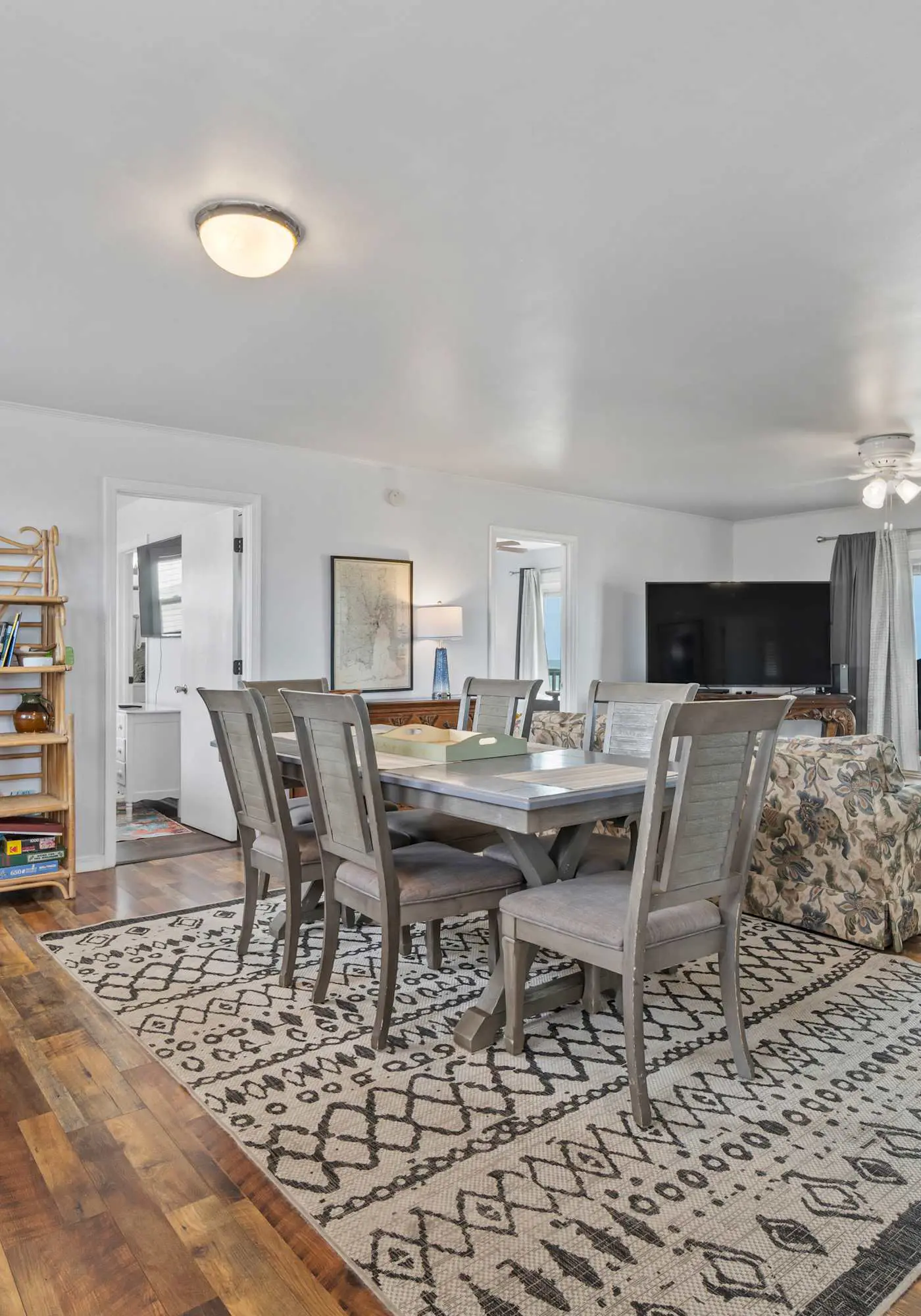 Beachfront Home with Spacious Waterfront Deck and Pet Friendly