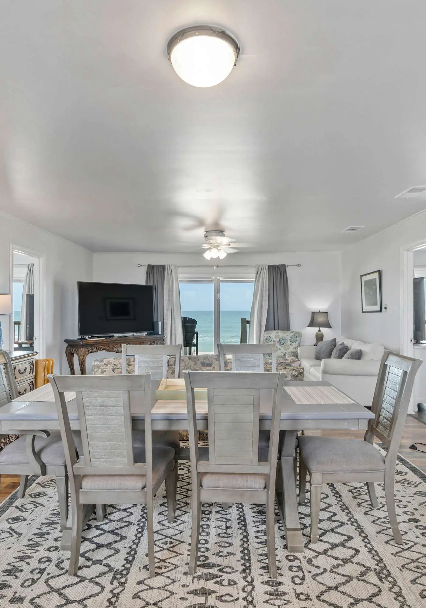 Beachfront Home with Spacious Waterfront Deck and Pet Friendly