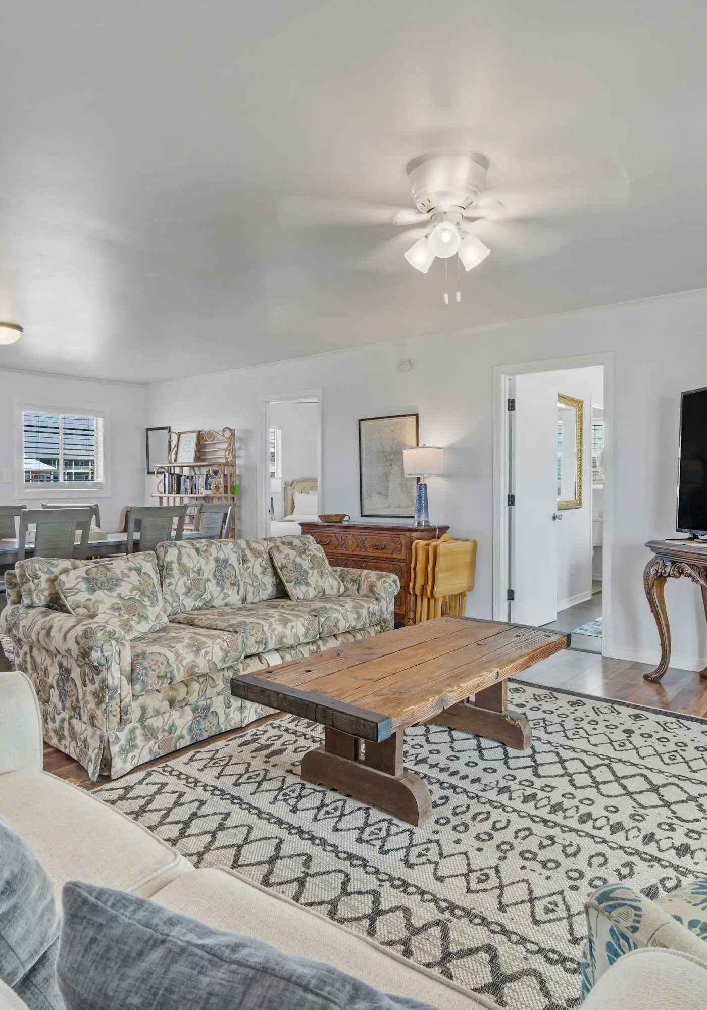Beachfront Home with Spacious Waterfront Deck and Pet Friendly