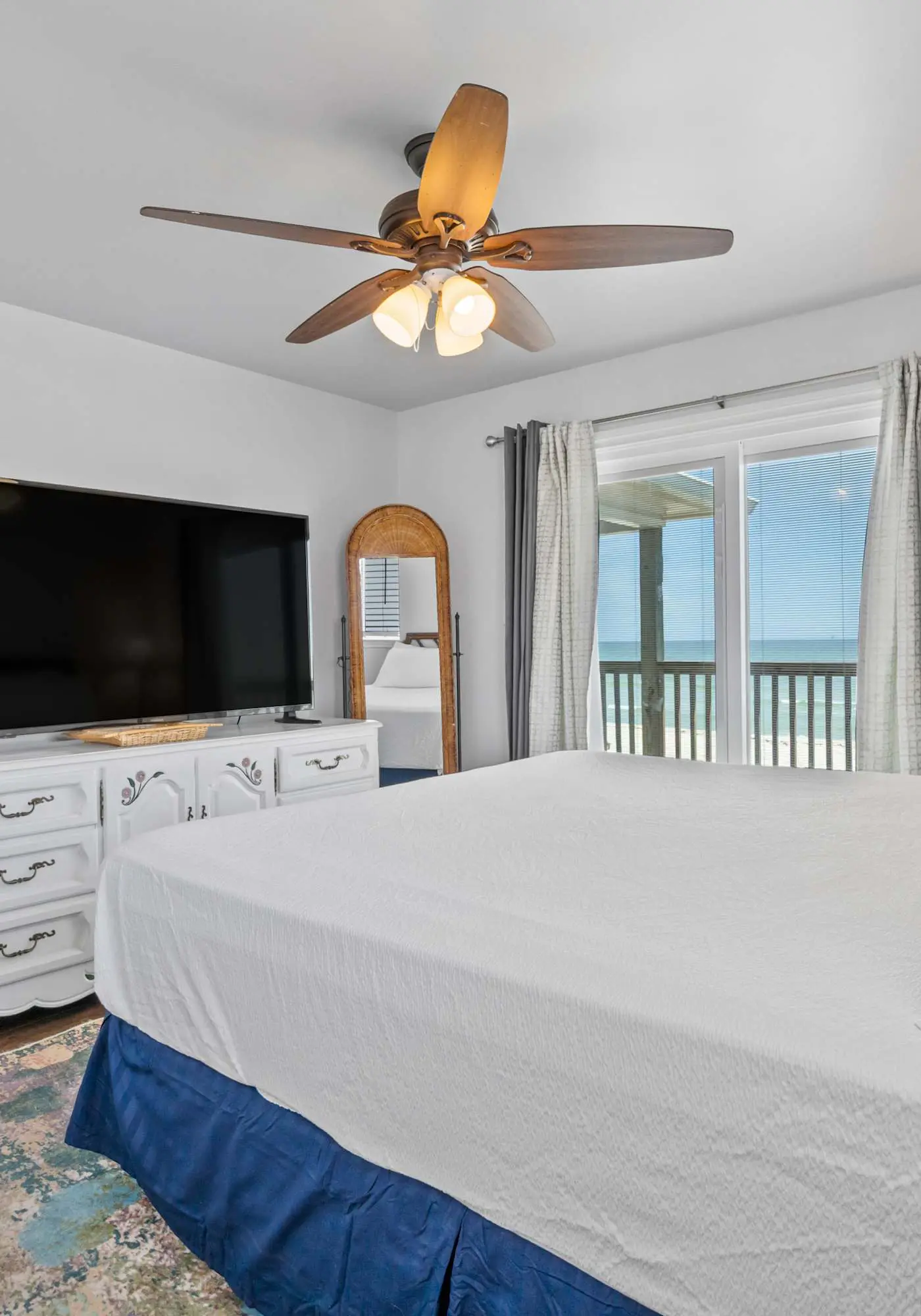 Beachfront Home with Spacious Waterfront Deck and Pet Friendly