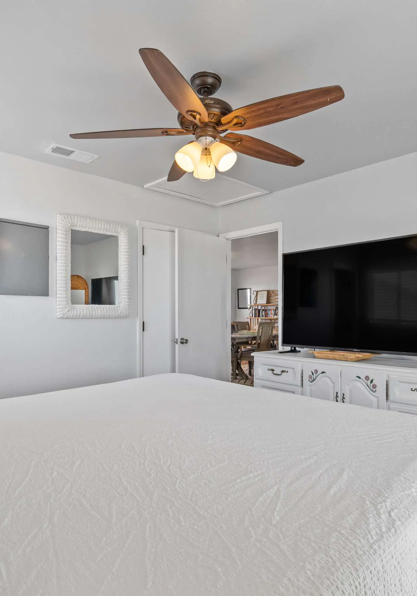 Beachfront Home with Spacious Waterfront Deck and Pet Friendly
