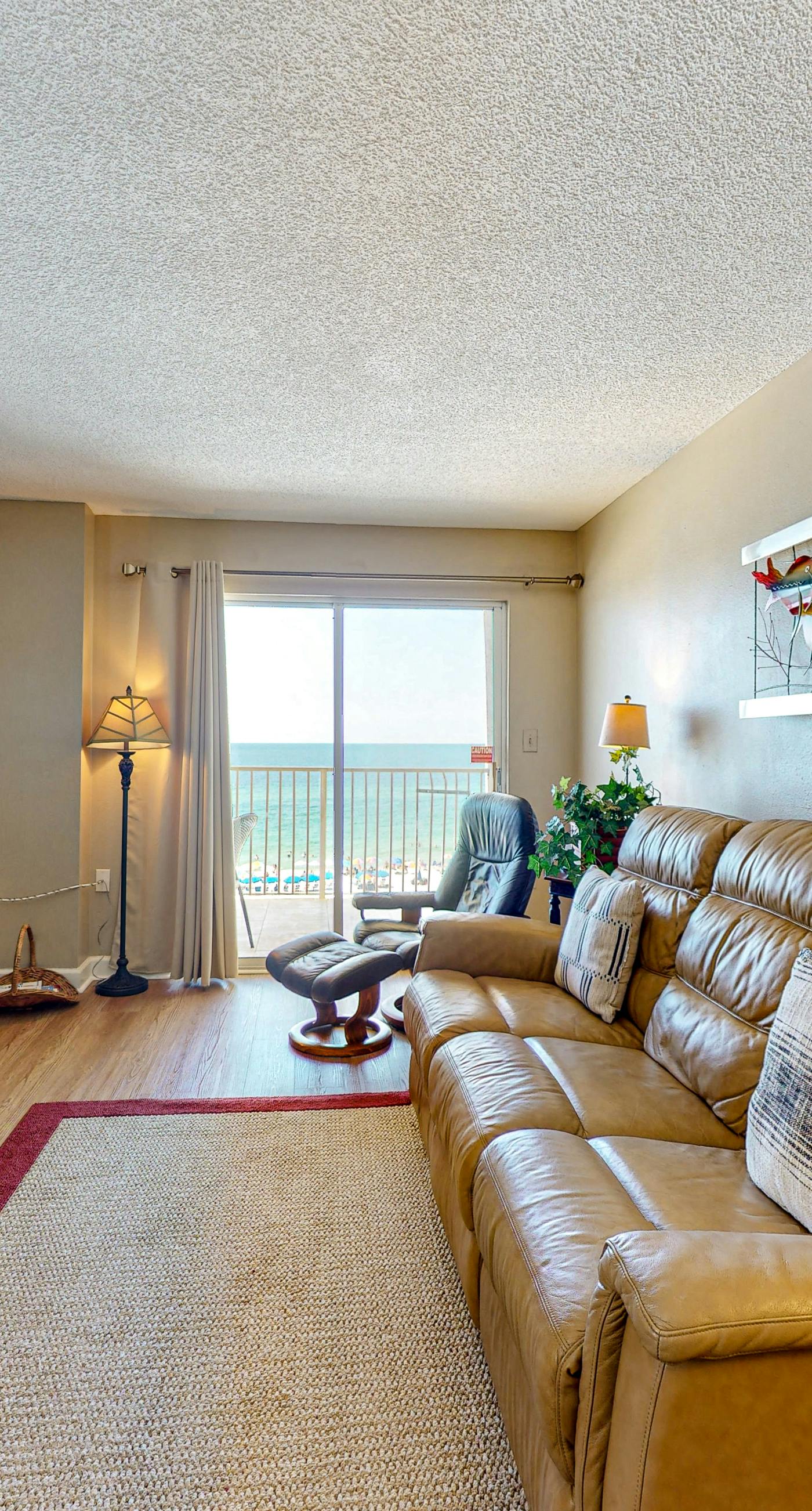 Gulf-front condo on 5th floor with amazing views, on-site pool & balcony