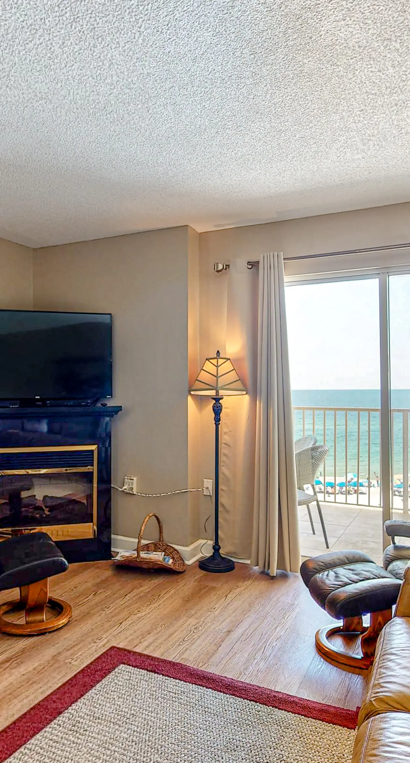 Gulf-front condo on 5th floor with amazing views, on-site pool & balcony