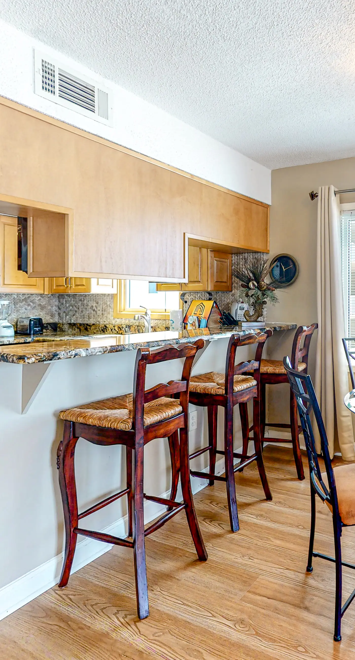 Gulf-front condo on 5th floor with amazing views, on-site pool & balcony