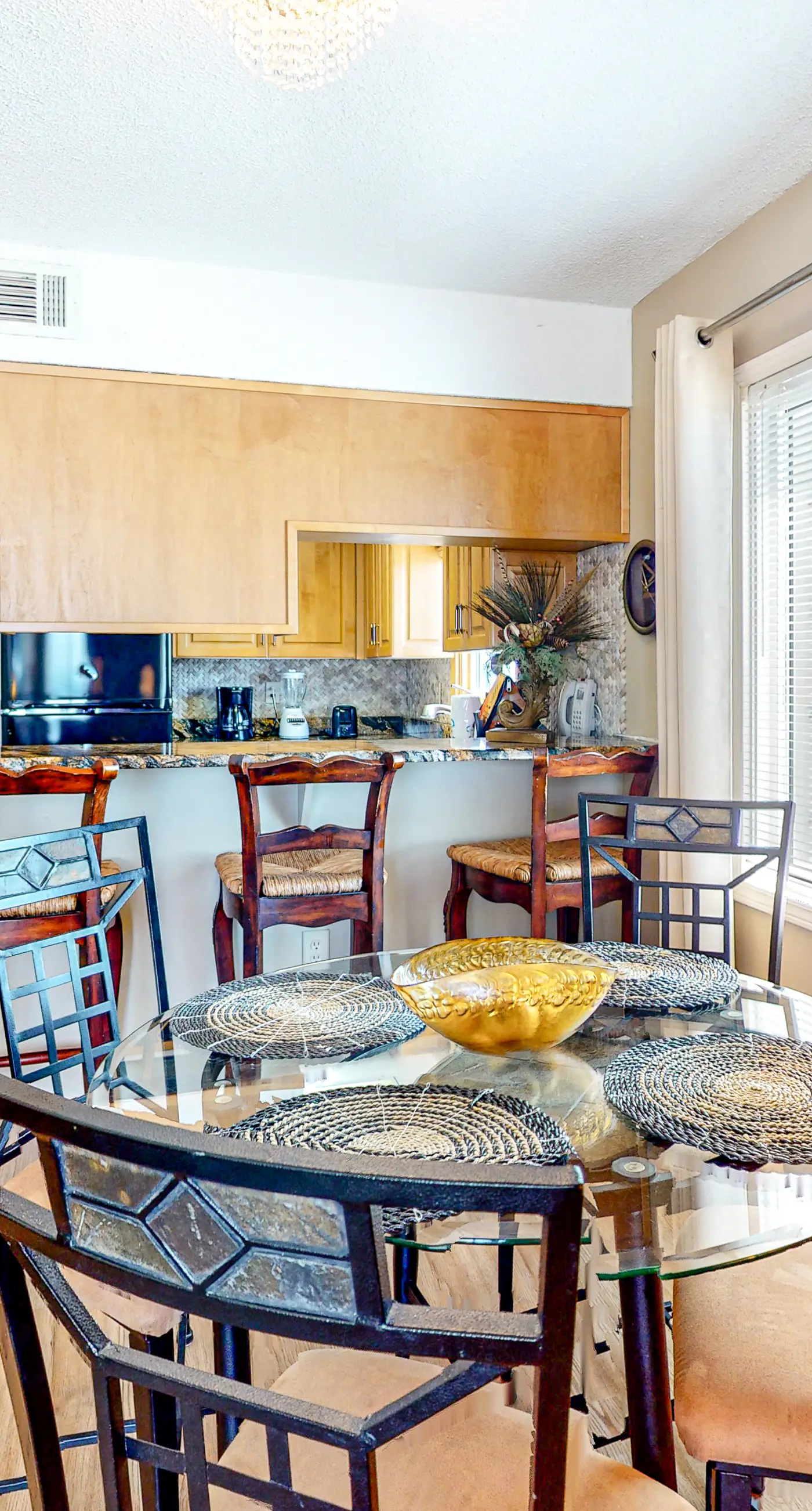 Gulf-front condo on 5th floor with amazing views, on-site pool & balcony