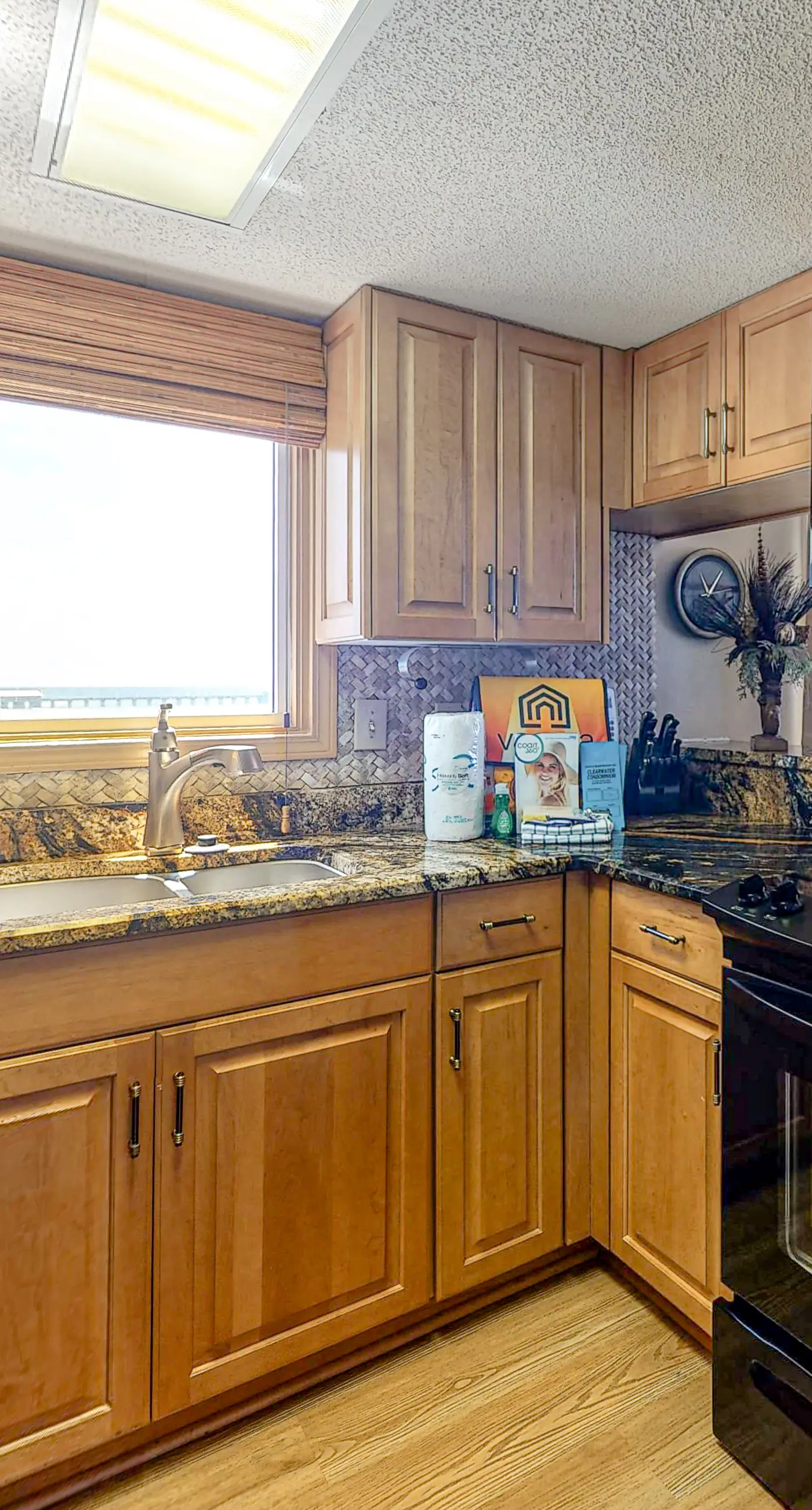 Gulf-front condo on 5th floor with amazing views, on-site pool & balcony