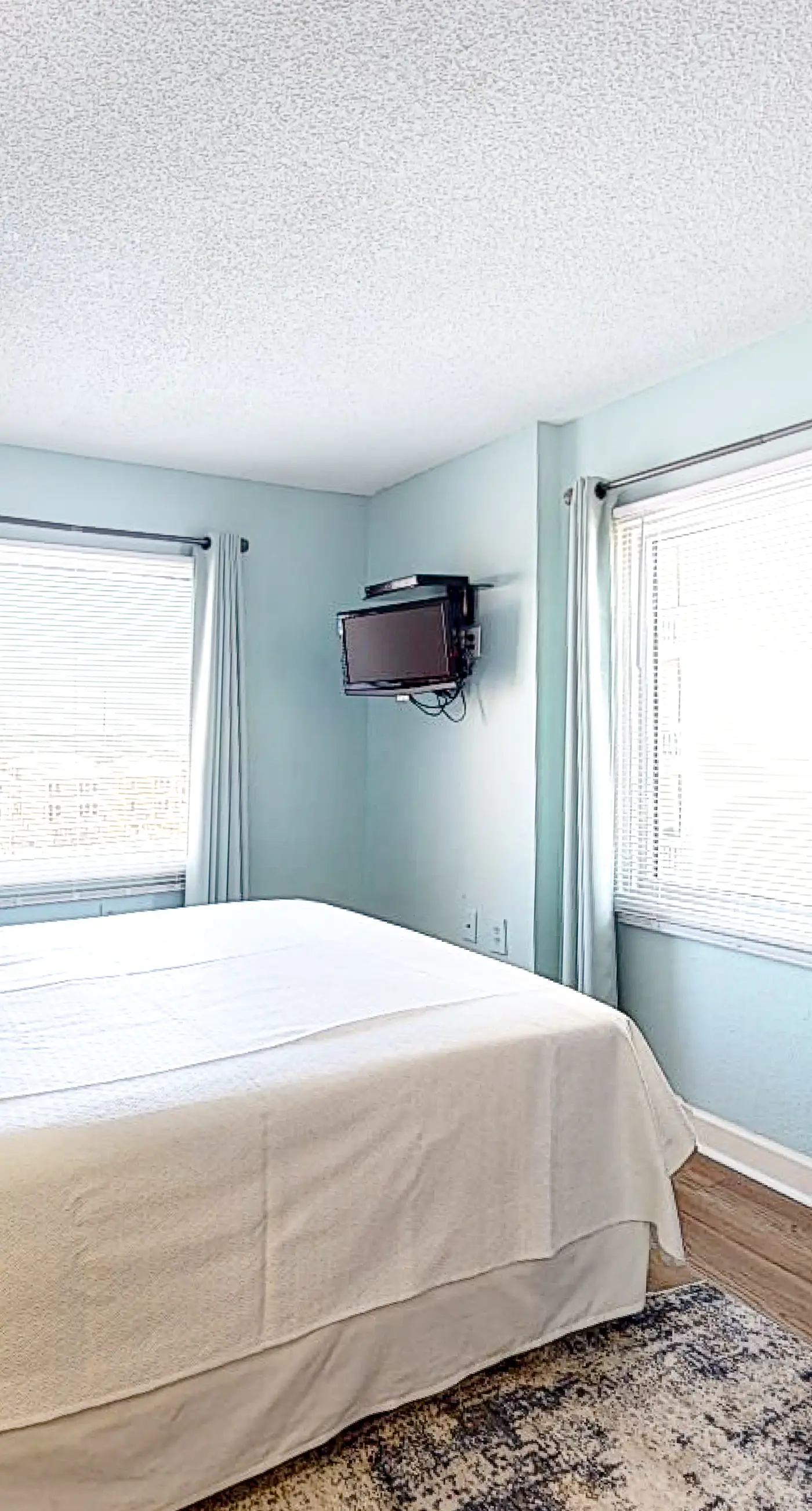 Gulf-front condo on 5th floor with amazing views, on-site pool & balcony